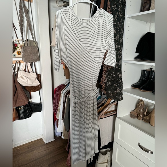 Black and white striped dress with a tie - Picture 2 of 2